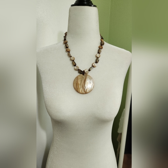 Biege brown boho beaded shell necklace - Picture 2 of 2
